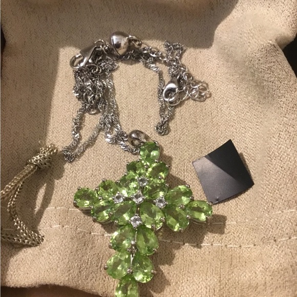 New 13.14 TCW Manchurian Peridot & 0.40TW White Topaz Rhodium/925 Cross Necklace - Picture 5 of 16